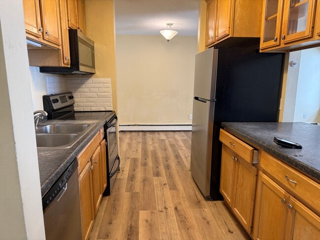 Building Photo - 3-Bedroom Condo for Rent in Eagan - Available Now!