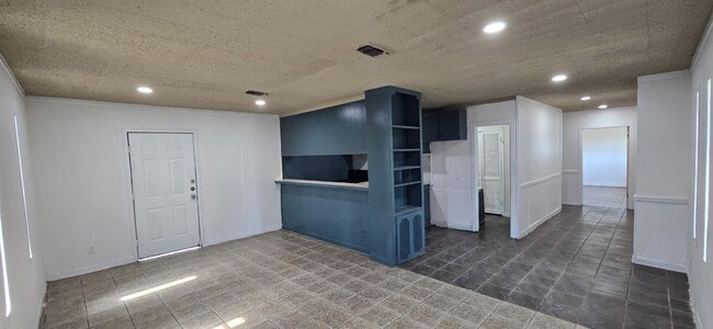 Photo - 206 Raymac St