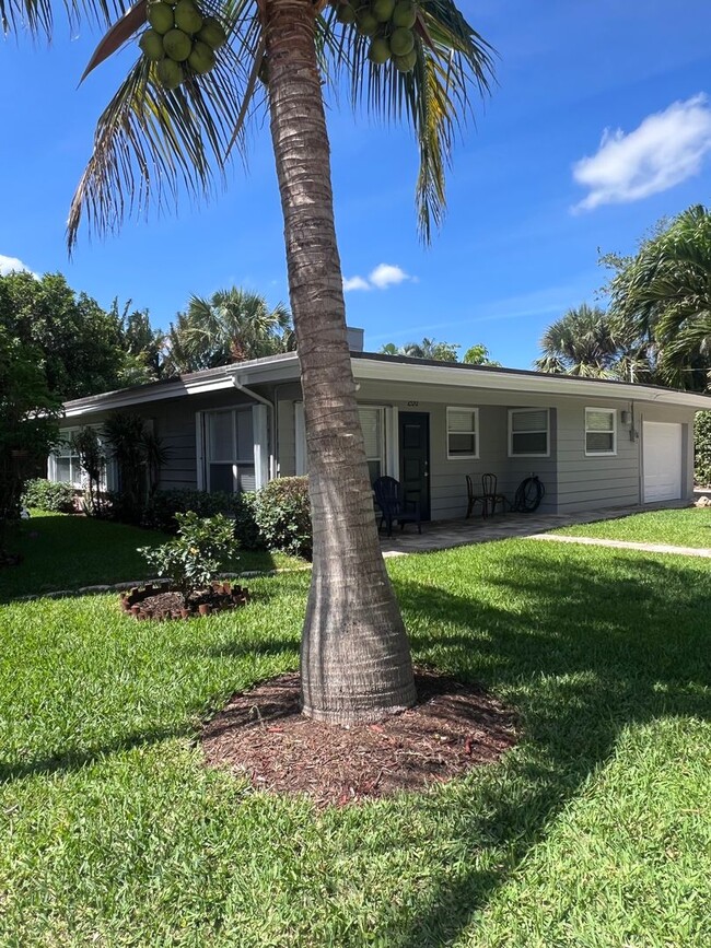 Building Photo - Cozy 2/1 home steps to the intercoastal!