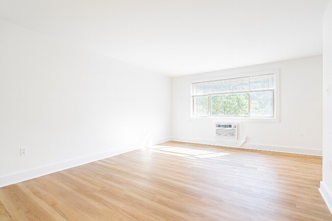 Photo - 4465 MacArthur Blvd NW Apartamento Unidad 204