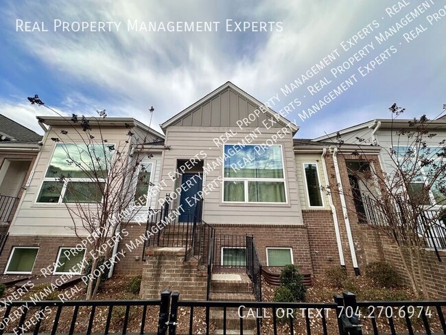 Charming 3BR/3.5BA Townhouse in Charlotte! - Charming 3BR/3.5BA Townhouse in Charlotte!