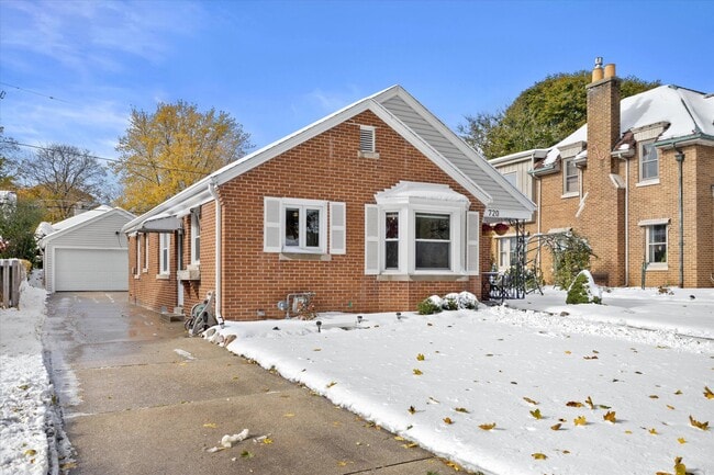 Photo - 720 Russet St