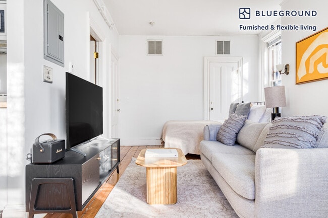 Photo - 11 Hereford St Unit FL3-ID558