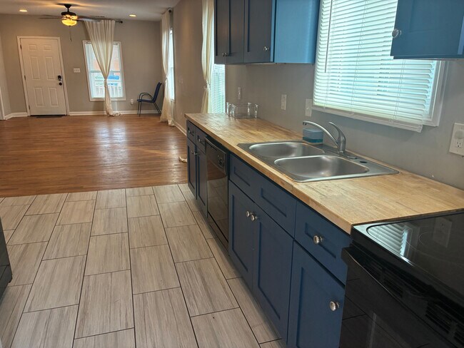 Room in House on Mayson Turner Rd NW