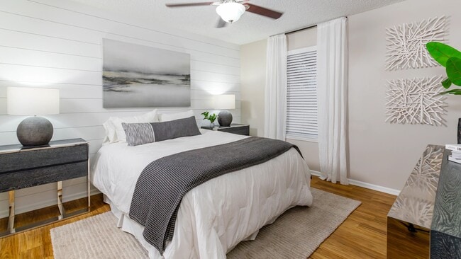Amplio dormitorio principal con pisos estilo madera, ventilador de techo de varias velocidades y baño principal.