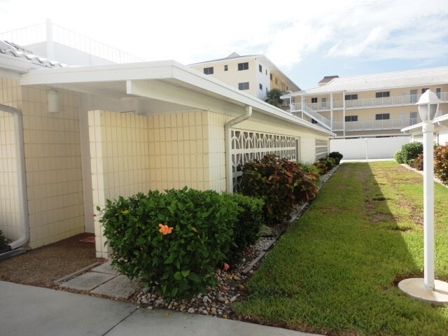 Photo - 1BR + Den with Murphy Bed/2BA Single level...