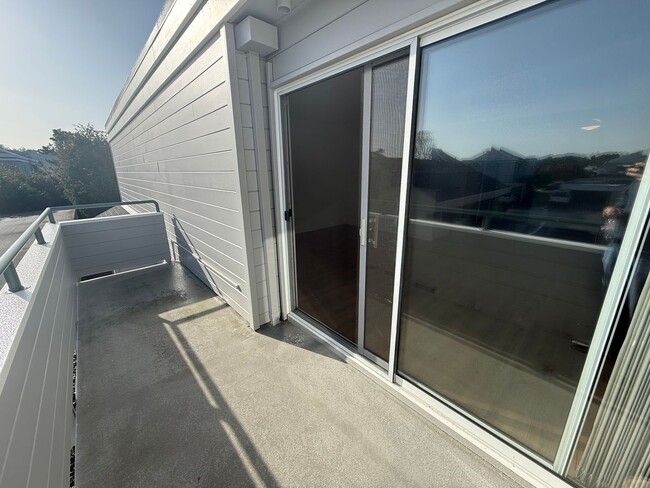 Photo - ONE BEDROOM ONE BATH UPDATED UPPER UNIT CONDO IN LARKSPUR ISLE