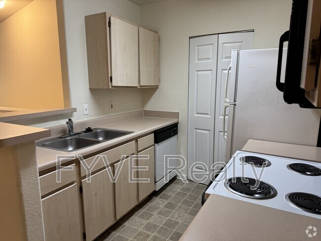 Building Photo - 897 Fording Island Rd Unit Apt 1610