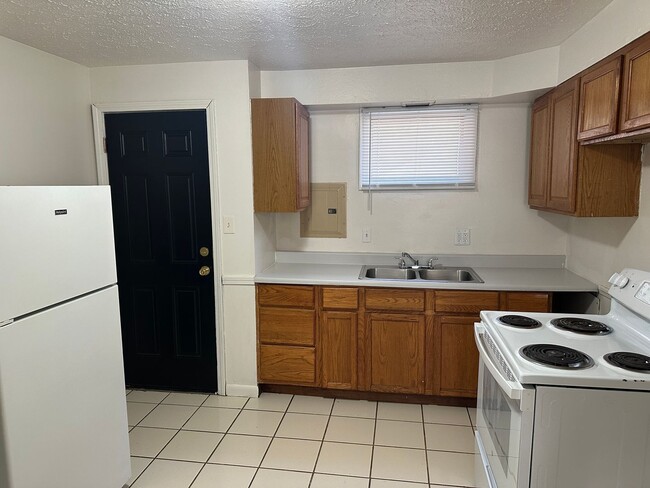 Building Photo - 2 Bedroom 1 bath Crescent St. Duplexes