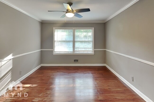 Photo - 990 Lynhurst Dr SW