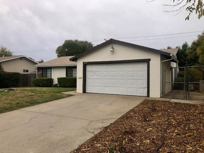 Nice 3 bed, 2 bath home with spacious back... - Nice 3 bed, 2 bath home with spacious back...