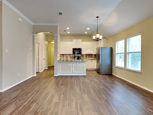 Photo - 421 Sugarberry Ln