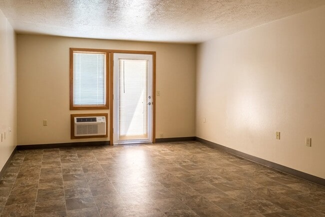 Photo - 410 NE Oak St