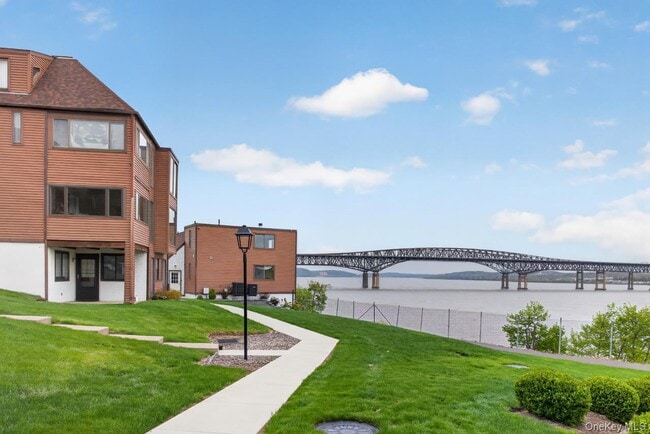 Building Photo - 350 Water St Unit 2-18