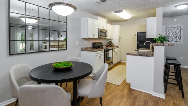 Desde la preparación de comidas hasta cenas, esta cocina y comedor de concepto abierto ofrece funcionalidad y estilo con una distribución espaciosa y un diseño contemporáneo.