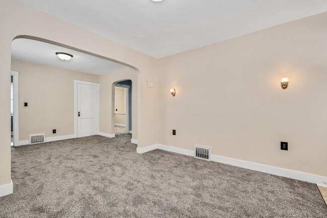 Photo - 304 Losey Blvd S