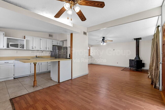 Photo - 800 Bobbins Ln
