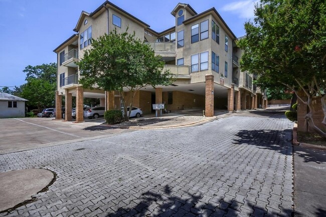 Building Photo - 1910 Robbins Pl Unit 301 Rental