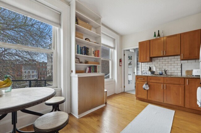 Photo - 243 MONTGOMERY St