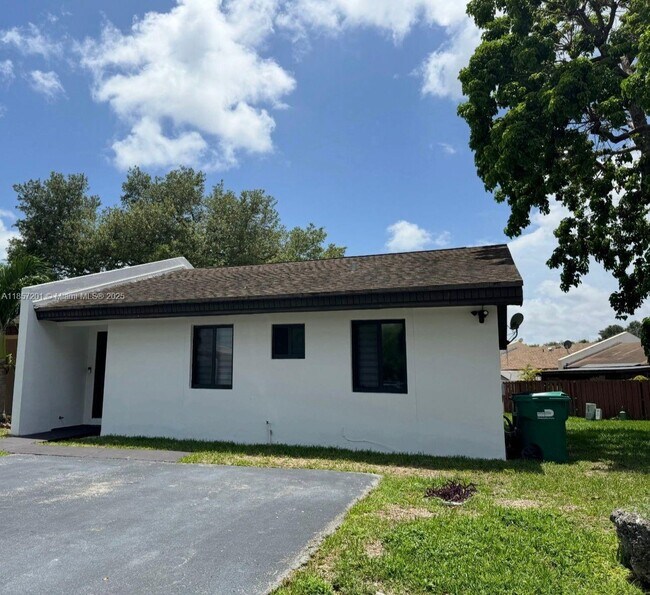 Building Photo - 5402 SW 138th Ave Rental