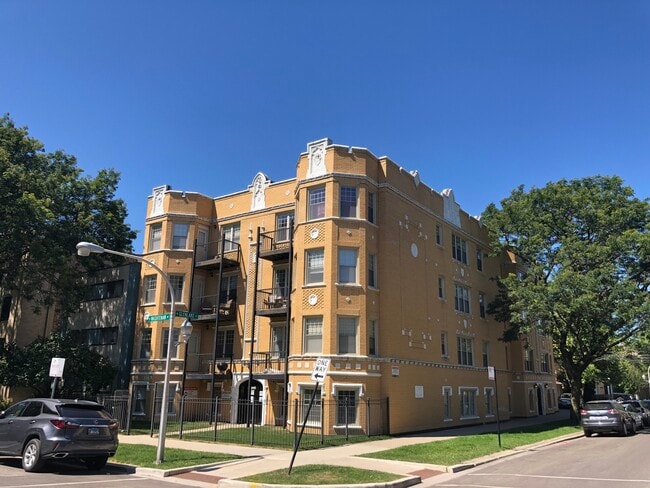 Building Photo - 2707 W Glenlake Ave Unit 3