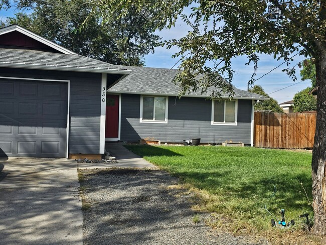 Building Photo - Charming Rental with Fenced Yard & Garage