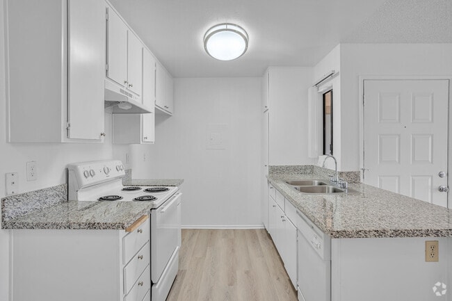 1BR, 1BA - 639SF - Kitchen - AMBERWOOD APARTMENTS