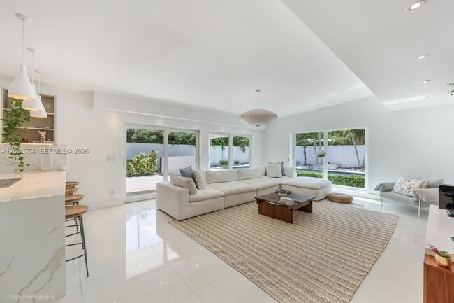 Photo - 1641 Tigertail Ave