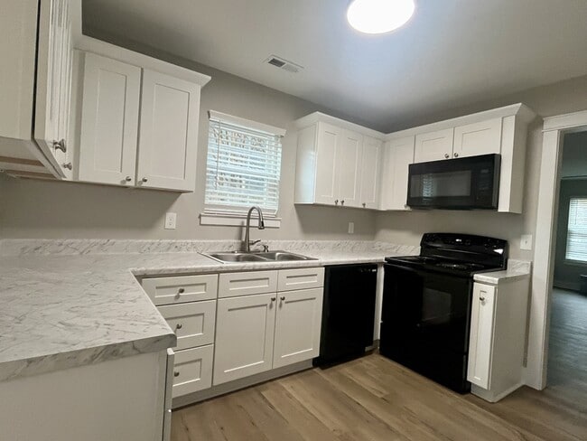 Photo - 2916 McDonald Dr SW