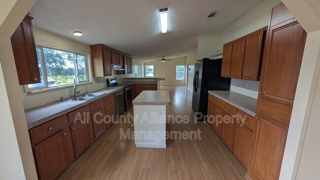 Photo - 13406 Lake Dr