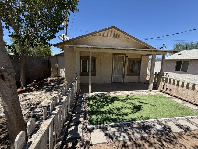Building Photo - Stand alone House with Private Yard!