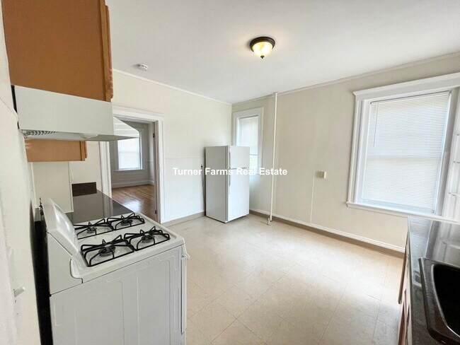 Building Photo - 736 Washington St Rental