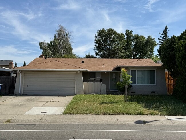 Building Photo - Beautiful and renovated 4 Bed 2 Bath in Sacramento!