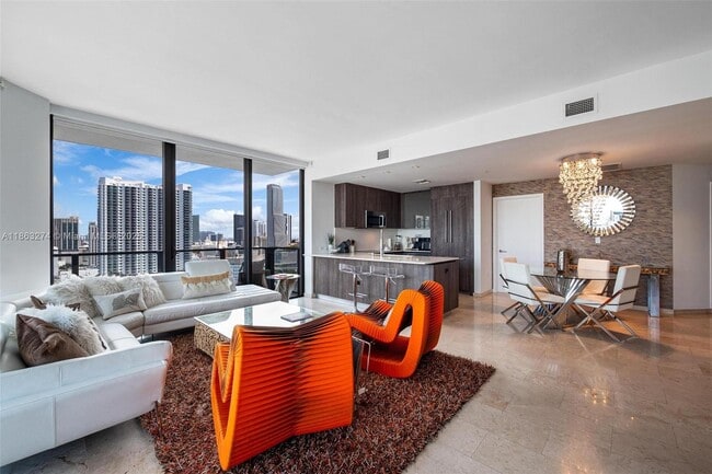 Building Photo - 88 SW 7th St Unit 1812 Rental
