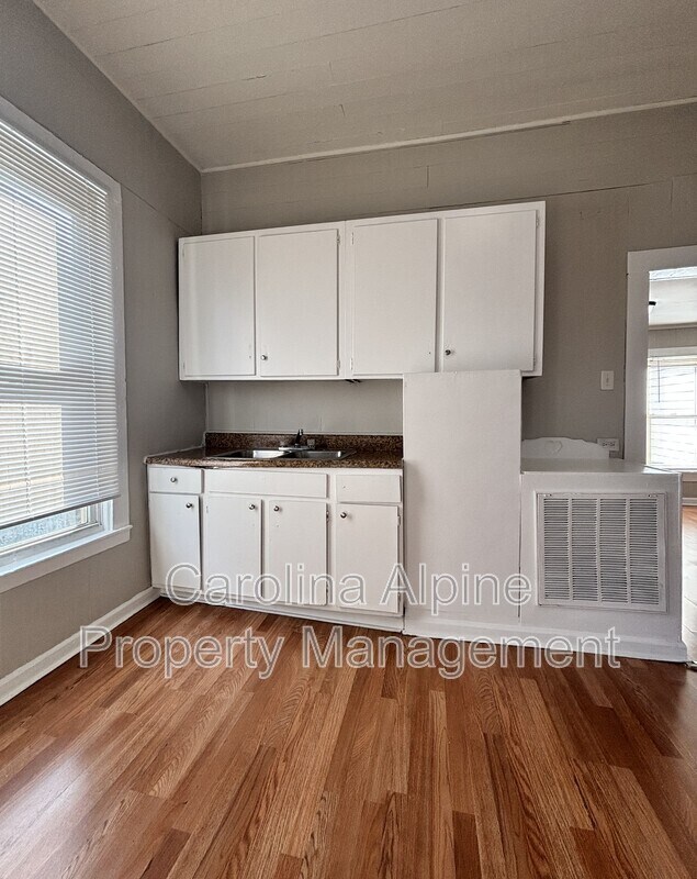 Photo - 402 N Poplar St