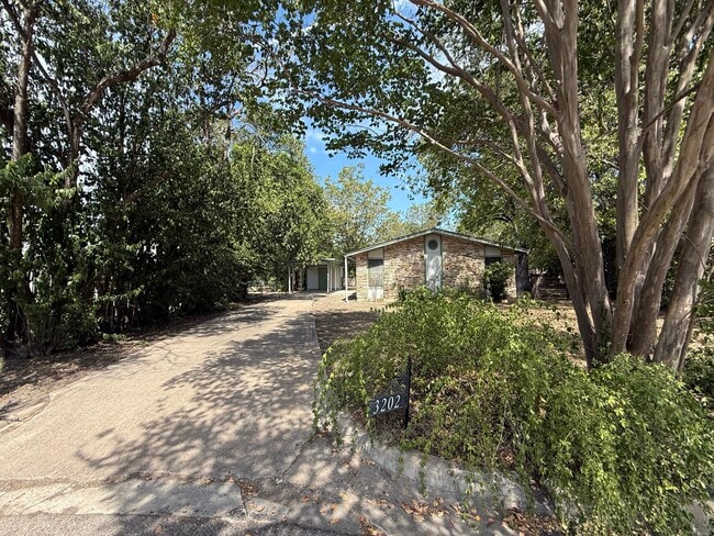Photo - 3202 Locke Ln