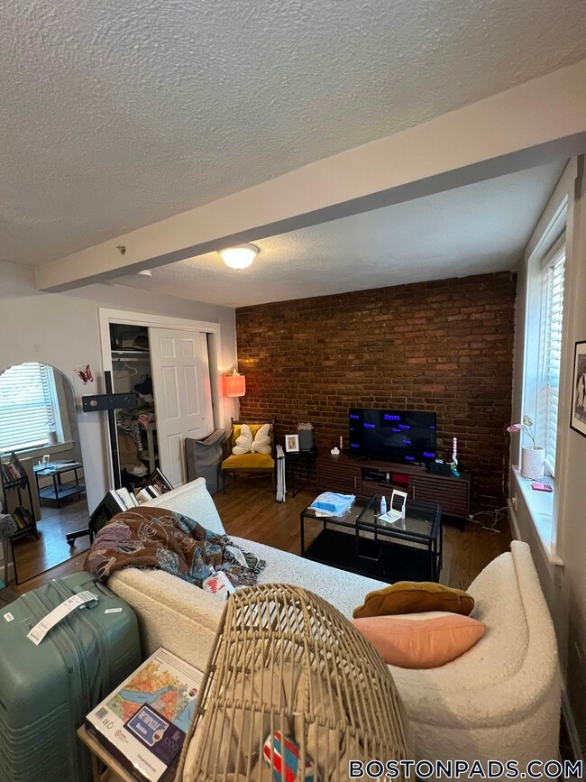 Building Photo - 90 Warrenton St Rental
