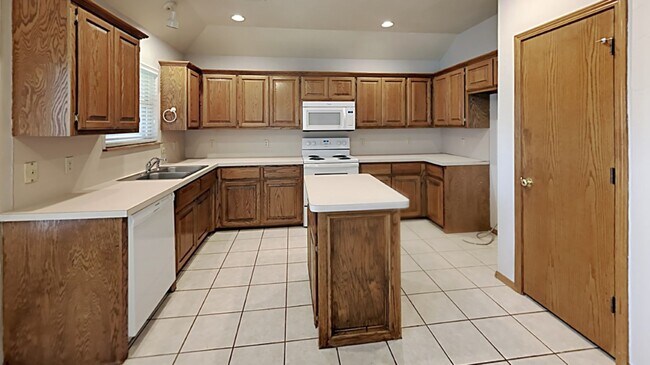 Photo - Updated 3 Bedroom 2 Bath Home in Yukon Sch...