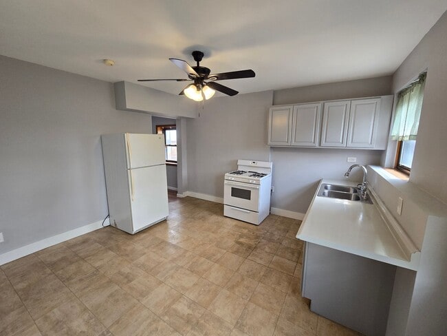 Building Photo - 1535 Lowrie St Unit 3