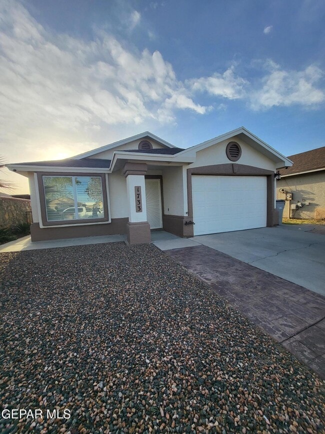 Photo - 1733 Shreya St