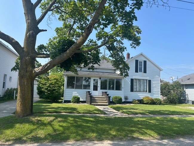 Building Photo - 1 Bedroom, 1 Bath Home, close to Down Tow...
