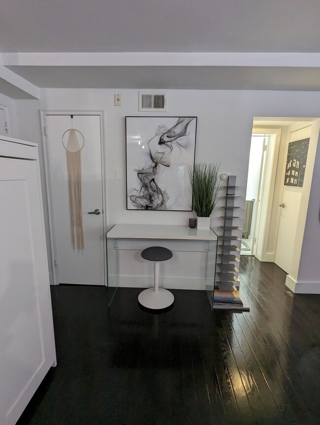 Photo - 210 Oakwood St SE