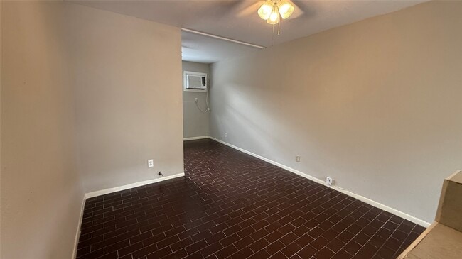 Building Photo - 1660 Richmond Ave. Unit 15