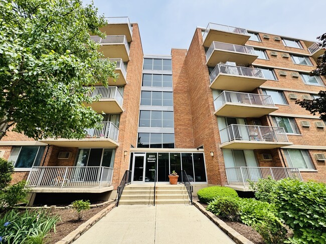 Building Photo - 2211 S Stewart Ave Unit 4D