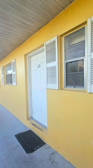 Building Photo - 1505 Crescent Cir Unit B24