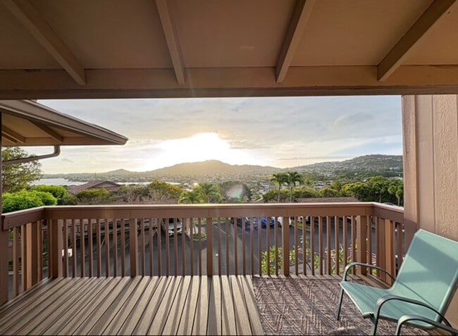 Building Photo - 3 Bedroom, 2 Bathroom Townhouse with a Lak...