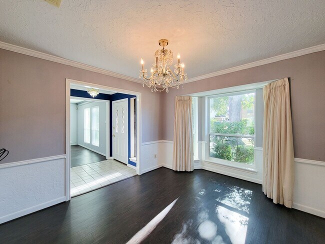 Photo - Amazing Cottage Charm Designer Home with L...