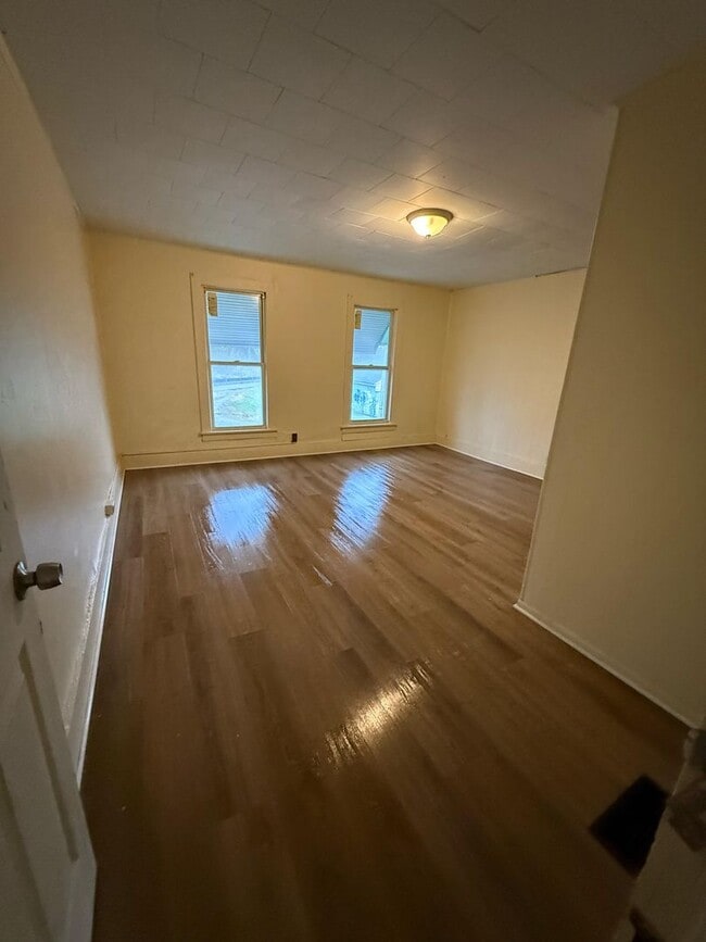 Photo - 3 bedroom house fenced yard