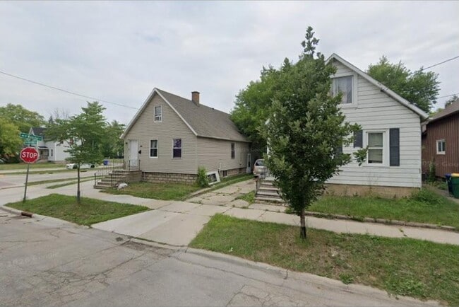 1009 Harvey St
