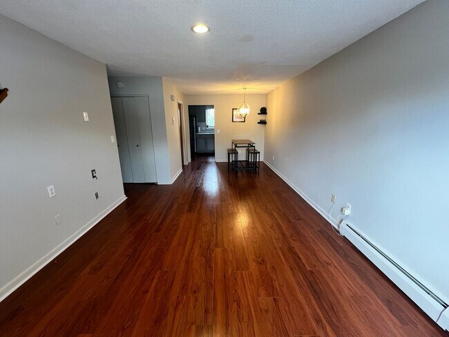 Updated 2 Bedroom In The Coveted Chateau W... - Updated 2 Bedroom In The Coveted Chateau W... House